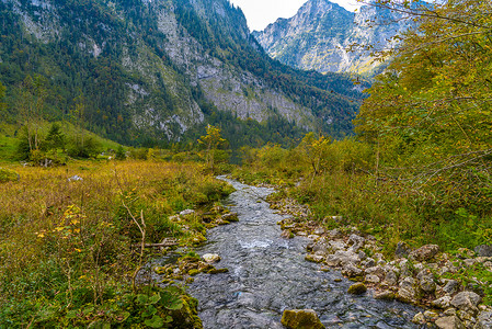 德国巴伐利亚州贝希特斯加登国家公园 Konigsee 的 Koenigssee 溪山河流。