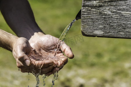 口渴的手从井里取水