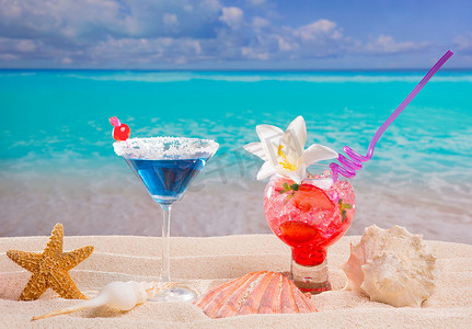 加勒比白沙上的海滩热带红蓝鸡尾酒