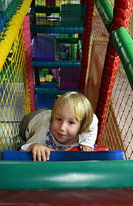 婴儿在行动摄影照片_快乐的孩子在儿童游乐中心玩耍