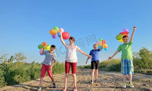 快乐的孩子们带着五颜六色的气球