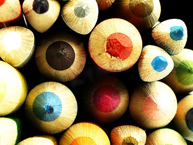 彩虹扣摄影照片_五颜六色的木制蜡笔紧紧相扣。