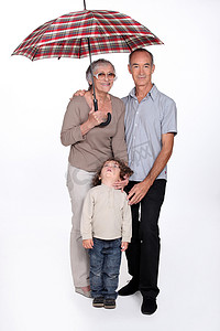 孩子伞摄影照片_有伞的祖父母和孩子