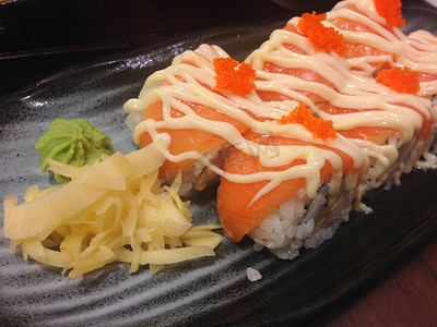 三文鱼卷寿司，日本料理