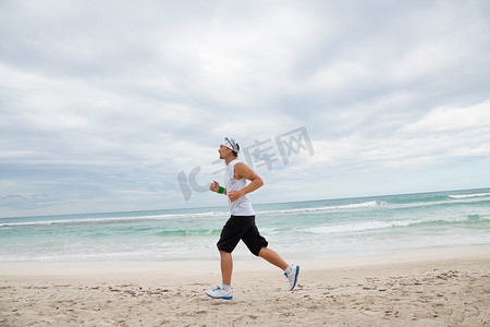 男人在沙滩上慢跑 夏季运动健身