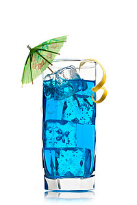 蓝色饮料摄影照片_与装饰的蓝色库拉索鸡尾酒