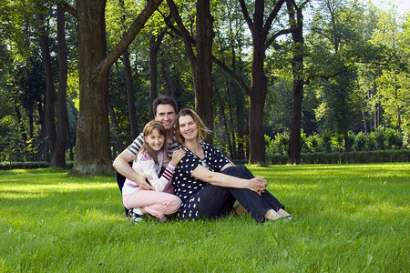 家庭预算表摄影照片_草坪上的幸运家庭