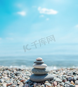 平衡膳食宝塔摄影照片_一堆石头就像海边的禅宗