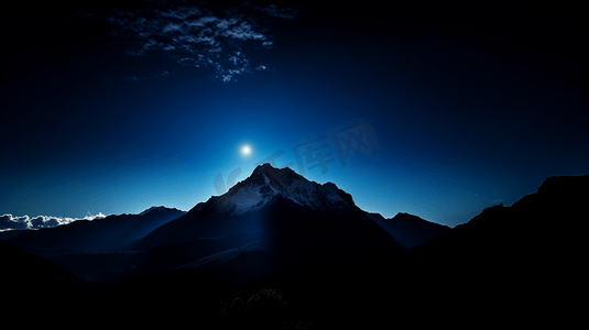 夜间蓝天下的山影