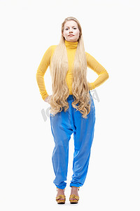 长长的金发、 黄色连衣裙和大蓝色 Eg 的年轻女子