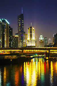 芝加哥摄影照片_芝加哥市中心有特朗普国际酒店和塔楼的芝加哥