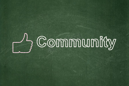 社交网络概念：大拇指和黑板背景上的社区