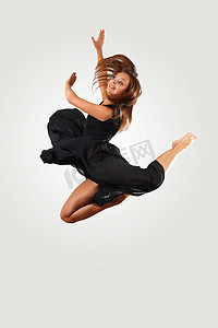 健身跳摄影照片_年轻女舞者跳跃