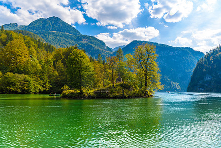 德国巴伐利亚贝希特斯加登国家公园 Konigsee Koenigssee 湖中有树木的小岛