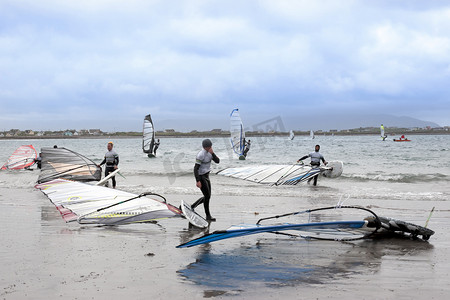 克里斯丁摄影照片_准备比赛和冲浪的大西洋风帆冲浪者