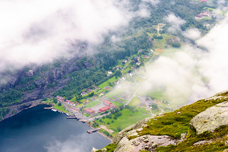 从山上看 Lysefjord 和 Lysebotn