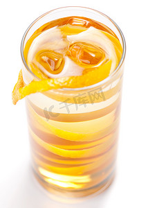 黄色鸡尾酒摄影照片_玻璃杯中的黄色鸡尾酒