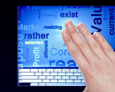 触摸蓝色电脑屏幕的手指