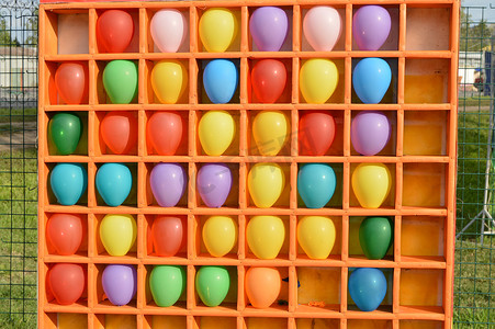 游乐园球摄影照片_飞镖，用彩色气球射击是一种有趣的游乐园游乐设施