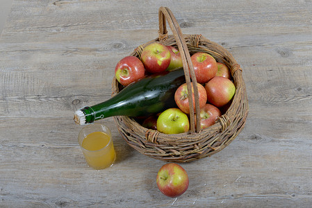 苹果篮和一瓶苹果酒。