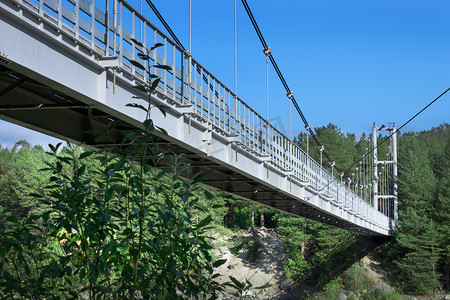 横跨峡谷的桥