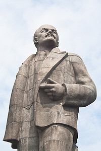 路堤摄影照片_杜布纳市海滨的列宁纪念碑。