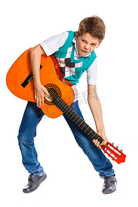 有古典西班牙吉他的男孩