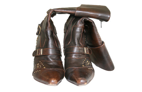 牛仔吊带摄影照片_棕色的靴子