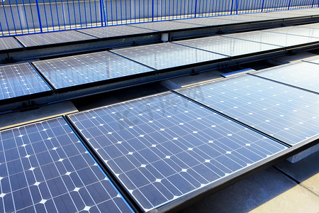 屋顶太阳能板摄影照片_太阳能板
