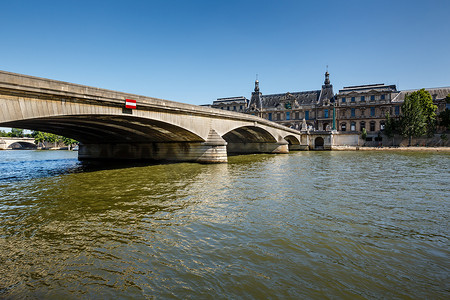 法国巴黎卢浮宫摄影照片_法国巴黎卢浮宫和 Pont du Carrousel 的景色