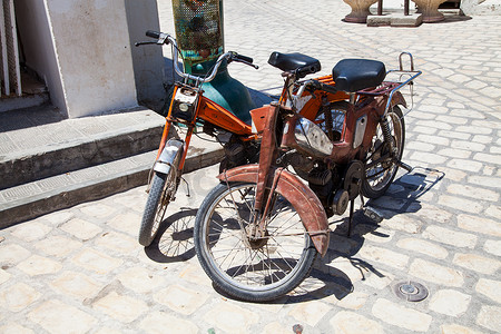 杰尔摄影照片_杰尔巴岛-突尼斯的两辆老式轻便摩托车
