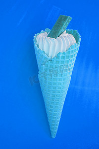 冰淇淋锥形霓虹色流行艺术弗拉特利艺术，蓝色背景