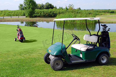 高尔夫球场上的高尔夫球车和高尔夫球袋