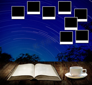 阅读墙上的天文书籍和相框