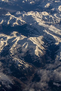 有多雪的山顶空中的瑞士阿尔卑斯山