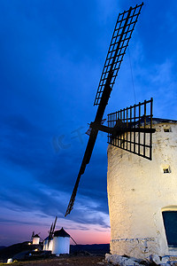 提拉米苏乐脆蛋糕摄影照片_西班牙托莱多孔苏埃格拉的风车