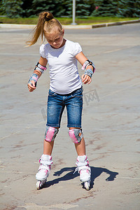 学习溜冰鞋的女孩