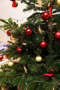 圣诞树与圣诞球和礼物