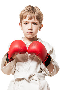 儿童跆拳道摄影照片_和服训练空手道的儿童男孩