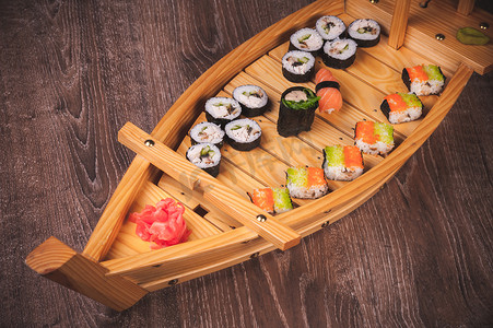 晚餐套餐摄影照片_寿司卷和握寿司船套餐