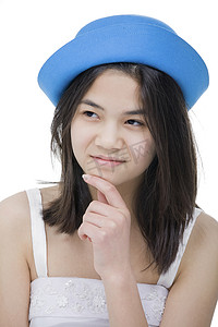 戴蓝色帽子的年轻少女，带着谨慎、怀疑的表情。我