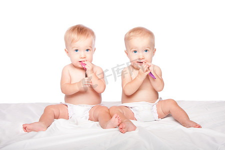 可爱的双胞胎婴儿用勺子