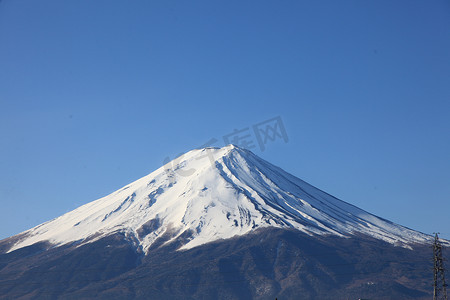 清晨背景摄影照片_晴空背景下的富士山