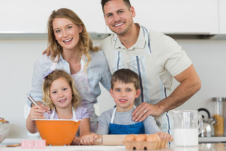 两个在柜台摄影照片_幸福的家庭在厨房柜台烤饼干