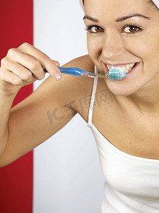 年轻女子刷牙。