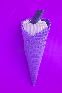 霓虹摄影照片_冰淇淋锥形霓虹色流行艺术弗拉特利艺术，紫色背景