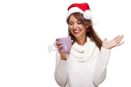 咖啡茶摄影照片_戴着圣诞帽喝着咖啡茶的冷漠年轻女人