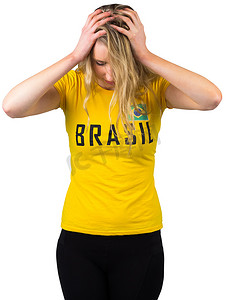 t恤女摄影照片_穿着巴西 T 恤的失望足球迷