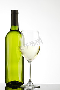 有白葡萄酒和玻璃的瓶
