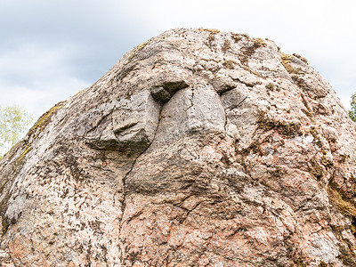 某人的脸在一块大石头的表面